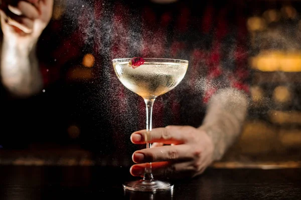 Barman Beregening Bitter Elegante Cocktailglas Versierd Met Een Beetje Rose — Stockfoto