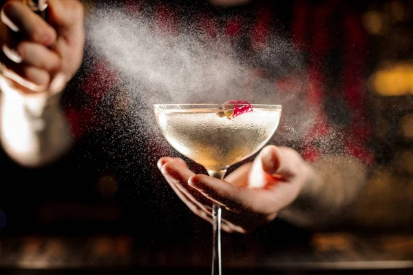 Barmann spritzt bitter auf das elegante Cocktailglas — Stockfoto