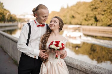 İki nehir kıyısında yürüyor genç evli