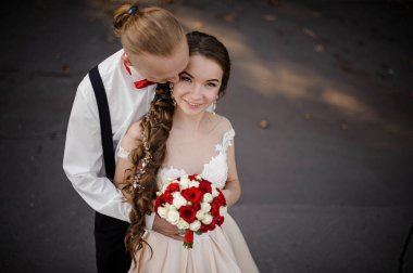 Bir düğün buket ile genç bir mutlu evli çift üstten görünüm