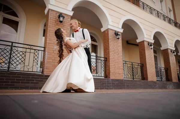 Feliz jovem casal dançando perto do belo edifício — Fotografia de Stock