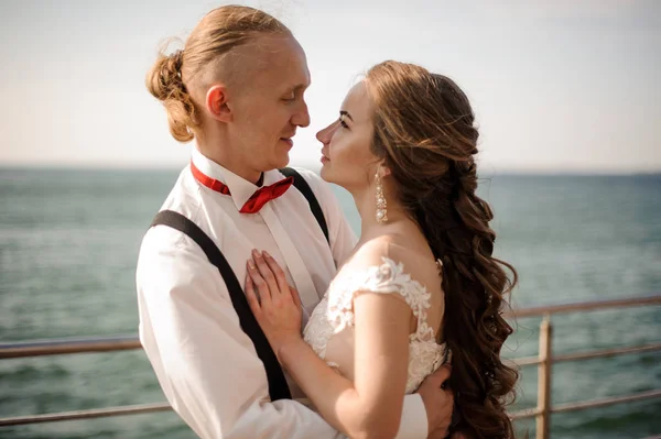 Feliz casal abraçando no fundo do mar — Fotografia de Stock