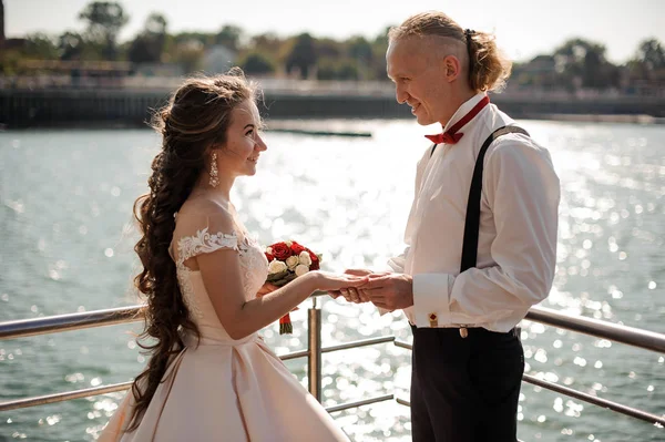 Casal Jovem Feliz Trocando Alianças Casamento Fundo Mar — Fotografia de Stock
