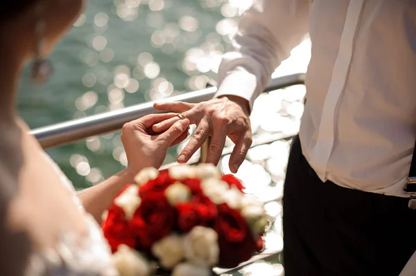 Noiva que põe uma aliança de casamento a uma vassoura — Fotografia de Stock