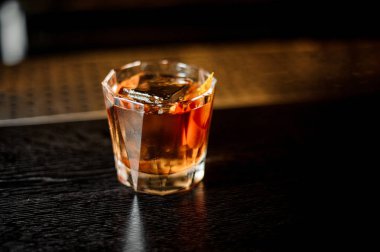 Yabancı Lejyon ahşap üzerinde kokteyl bar counter çelik