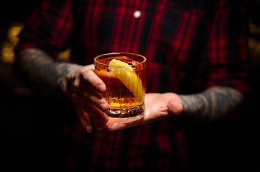 Paslı çivi bir bardak portakal lezzet ile kokteyl garson barmen