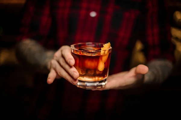 Cantinero sirviendo una copa de un cóctel de la Legión Extranjera en el mostrador del bar — Foto de Stock