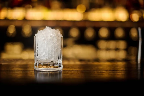 砕いた氷を踏んで空のバーのヴィンテージの厚肉カクテル グラス スタンドします。 — ストック写真
