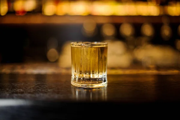Стакан коктейля из ржавых ногтей на деревянном барной стойке — стоковое фото