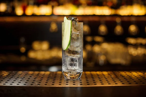 Copa de cóctel vintage de pared gruesa de cubitos de hielo decorados con pepino — Foto de Stock