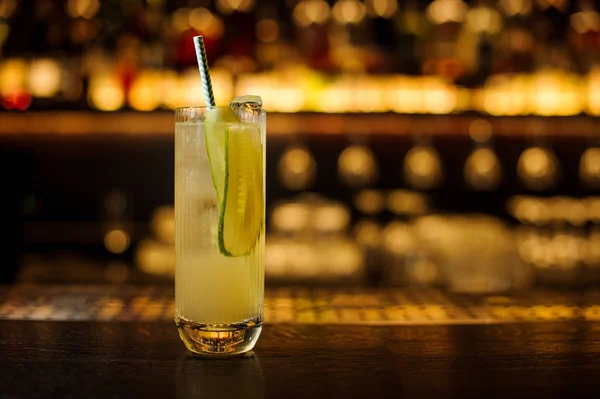 Cocktail limonade Lynchburg sur le comptoir de bar en acier en bois — Photo