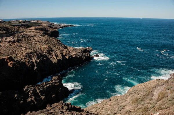 Vista dall'alto da una montagna di un mare profondo lucente — Foto Stock