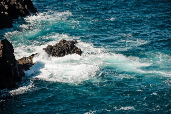 Mare tempestoso con onde bianche intorno alla roccia — Foto Stock