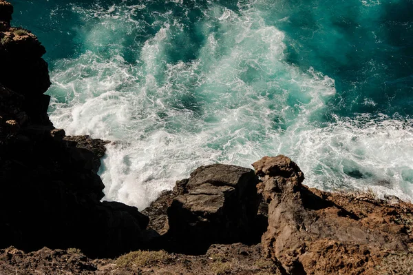 Ovanifrån från ett berg av azure djuphavet — Stockfoto