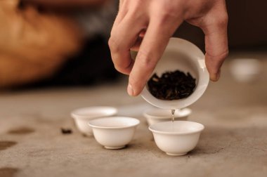 Erkek el porselen fincan içine küçük tencere dökme taze çay
