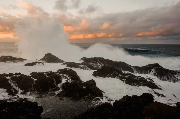 Mare tempestoso e molte rocce sotto il cielo nuvoloso — Foto Stock