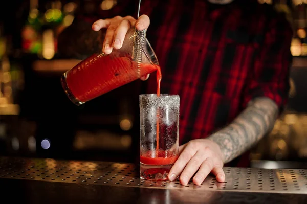 Barman vertiendo bebida alcohólica de tomate salado fresco en un vaso — Foto de Stock
