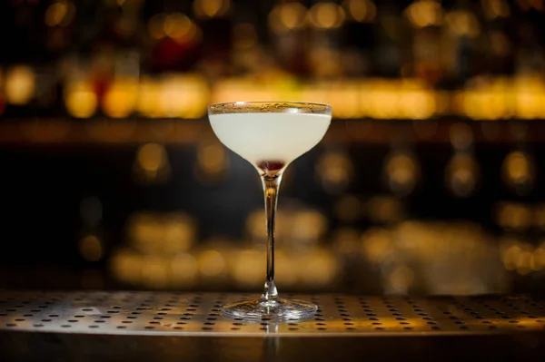 Elegante bicchiere di fresco cocktail agrodolce — Foto Stock