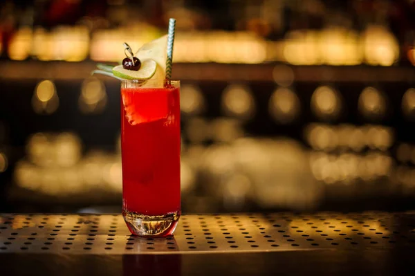 Verre de boisson juteuse sucrée rouge dans un verre à cocktail avec des fruits — Photo
