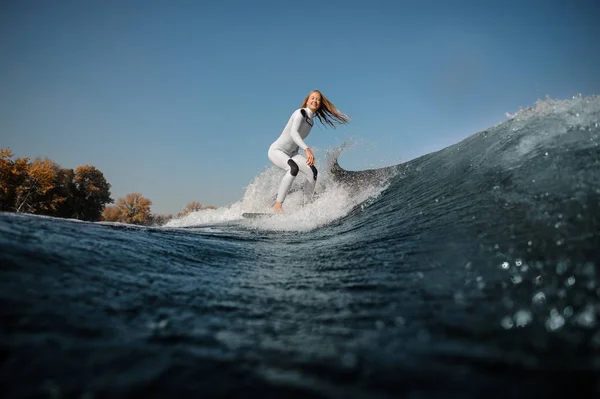 Gyönyörű Szőke Lány Lovaglás Wakeboard Hajlító Térdre Fehér Fürdőruha Mosolyogva — Stock Fotó