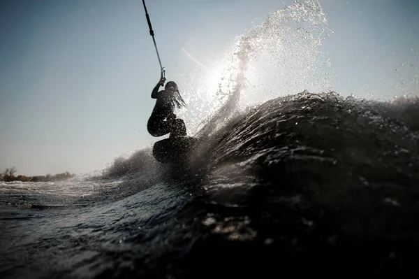 Krásná Brunetka Bílých Plavkách Skákání Zelené Wakeboard Drží Lano — Stock fotografie