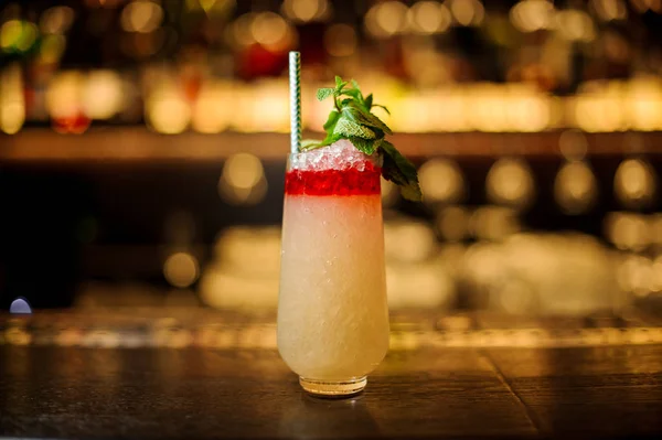 Cocktail Trinidad Swizzle con tubule nel bicchiere decorativo — Foto Stock