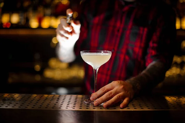 Bartender spraying on the Courpse Reviver cocktail from the vaporizer — Stock Photo, Image