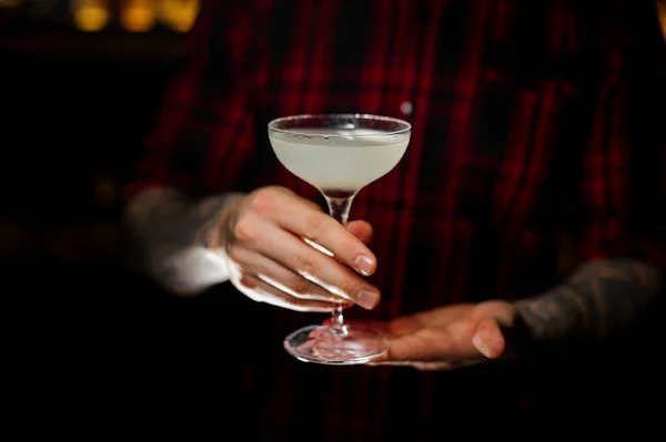 Barman serwujemy szklankę Courpse Reviver koktajl na pasku licznika — Zdjęcie stockowe