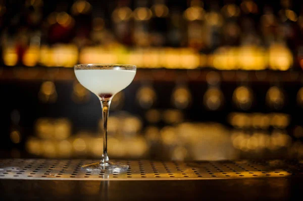 Glas eines Courpse Reviver Cocktails auf der hölzernen Theke — Stockfoto