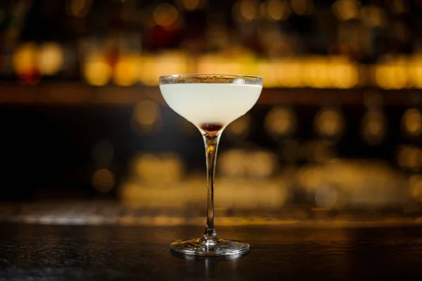 Bicchiere di un cocktail Courpse Reviver sul bancone del bar — Foto Stock