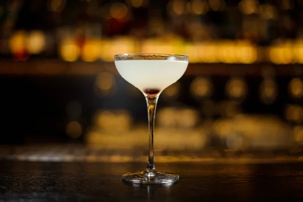 Glass of a Courpse Reviver cocktail on the bar counter — 图库照片