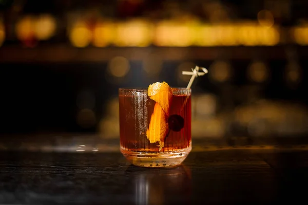 Bicchiere di un cocktail Old Fashioned sul bancone del bar in legno — Foto Stock