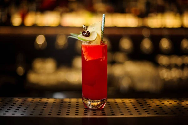 Bicchiere di un cocktail Hurricane Punch sul bancone del bar in acciaio di legno — Foto Stock