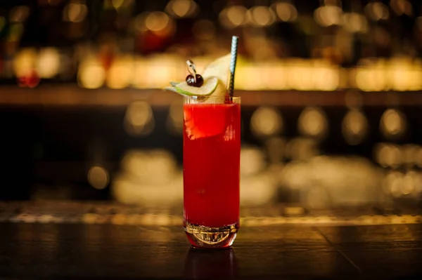 Hurricane Punch cocktail sul bancone del bar in acciaio di legno — Foto Stock