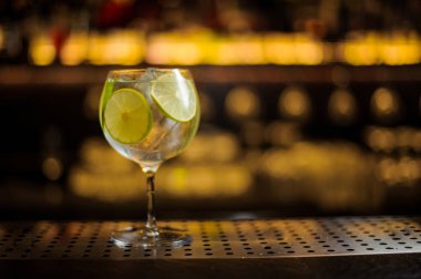 Taze ekşi ve tatlı kokteyl ile büyük ve zarif kokteyl cam