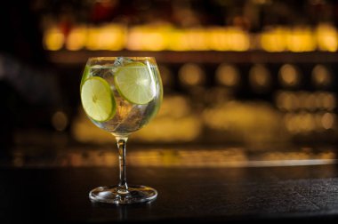 Taze ekşi ve tatlı kokteyl ile büyük ve zarif kokteyl cam