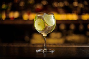 Taze ekşi ve tatlı narenciye kokteyl ile zarif kokteyl cam