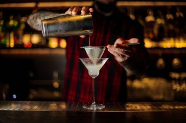 Taze ve ekşi içki kokteyl cam içine dökme barmen