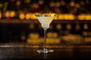 Taze ekşi ve tatlı kokteyl ile kokteyl cam