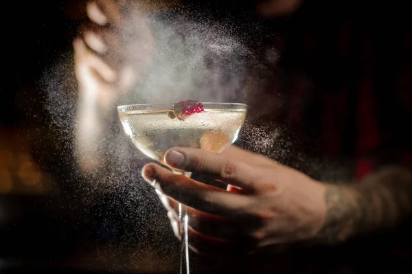 Wytatuowany barman rozpryskiwania gorzki na elegancki koktajl szkła — Zdjęcie stockowe
