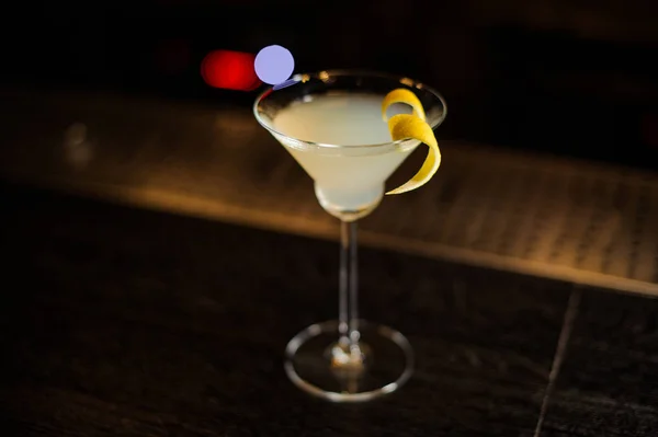 Cocktailglas met frisse zure en zoete cocktail in de donkere achtergrond — Stockfoto