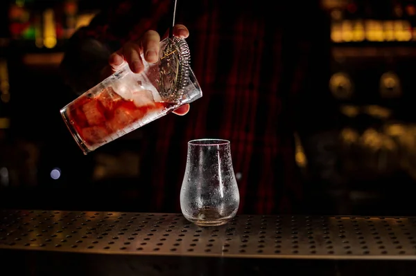 Barman verter cóctel rojo agridulce fresco y sabroso — Foto de Stock