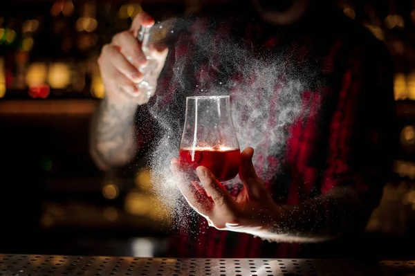 バーテンダーの苦味と赤の甘いカクテル グラスに散水 — ストック写真