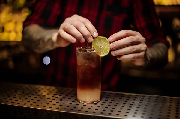 Barman decoración copa de cóctel con bebida alcohólica fresca con una rebanada de limón — Foto de Stock