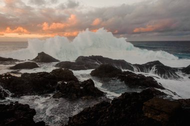 Yüksek köpük dalga deniz ve kayalar bir sürü