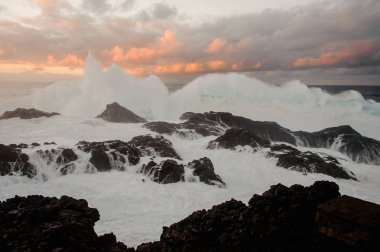 Güçlü ve yüksek köpük dalga deniz ve kayalar bir sürü