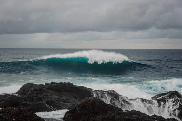 Fırtınalı günde gri gökyüzünün altında köpük ile Yüksek deniz dalgası — Stok fotoğraf