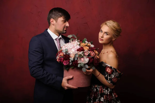 Mężczyzna i kobieta trzyma bukiet kwiatów — Zdjęcie stockowe