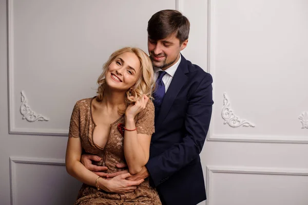 Brunette man hugging a happy blonde woman — Zdjęcie stockowe