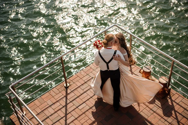 Szczęśliwa para tańczy na molo nad jeziorem — Zdjęcie stockowe